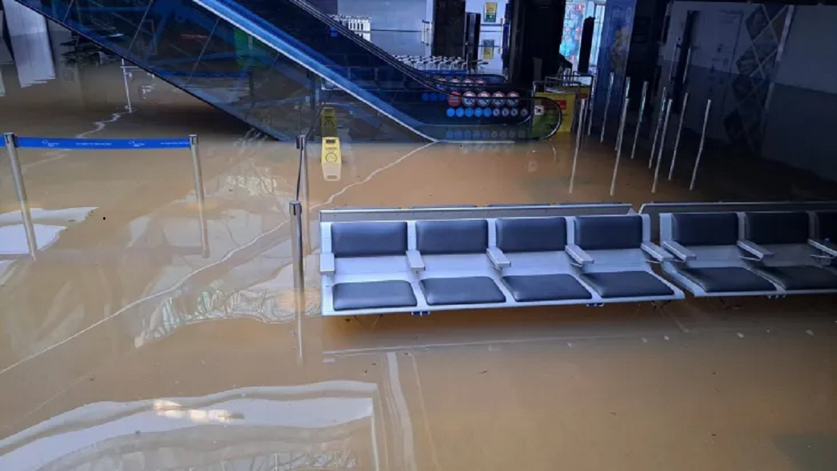 Inundação chegou ao interior do Aeroporto Salgado Filho, em Porto Alegre