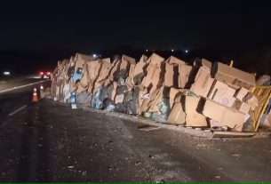 Carreta dos Correios carregada com doações para vítimas dos temporais no Rio Grande do Sul tombou na Rodovia dos Bandeirantes (SP-348), em Santa Bárbara d'Oeste (SP), na noite desta quarta (8) — Foto: Pedro Torres/EPTV