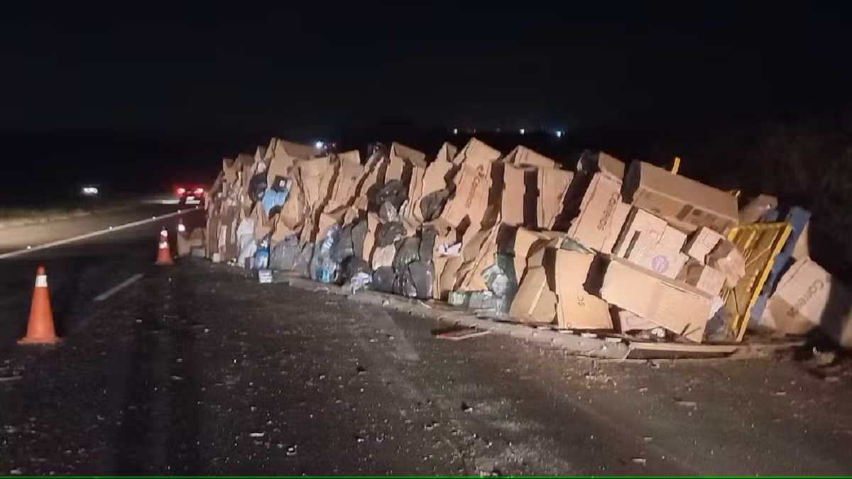 Carreta dos Correios carregada com doações para vítimas dos temporais no Rio Grande do Sul tombou na Rodovia dos Bandeirantes (SP-348), em Santa Bárbara d'Oeste (SP), na noite desta quarta (8) — Foto: Pedro Torres/EPTV
