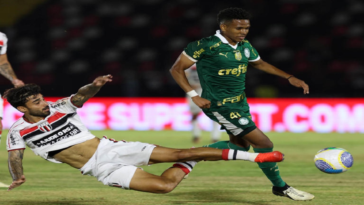 Praticamente acertado com o Chelsea, o menino Estevão foi titular do Palmeiras mais uma vez no empate diante do Botafogo-SP por 0 a 0