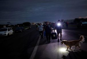 Homens carregam combustível por rua alagada de Eldorado do Sul, no Rio Grande do Sul 06/05/2024 REUTERS/Amanda Perobelli Homens carregam combustível por rua alagada de Eldorado do Sul, no Rio Grande do Sul