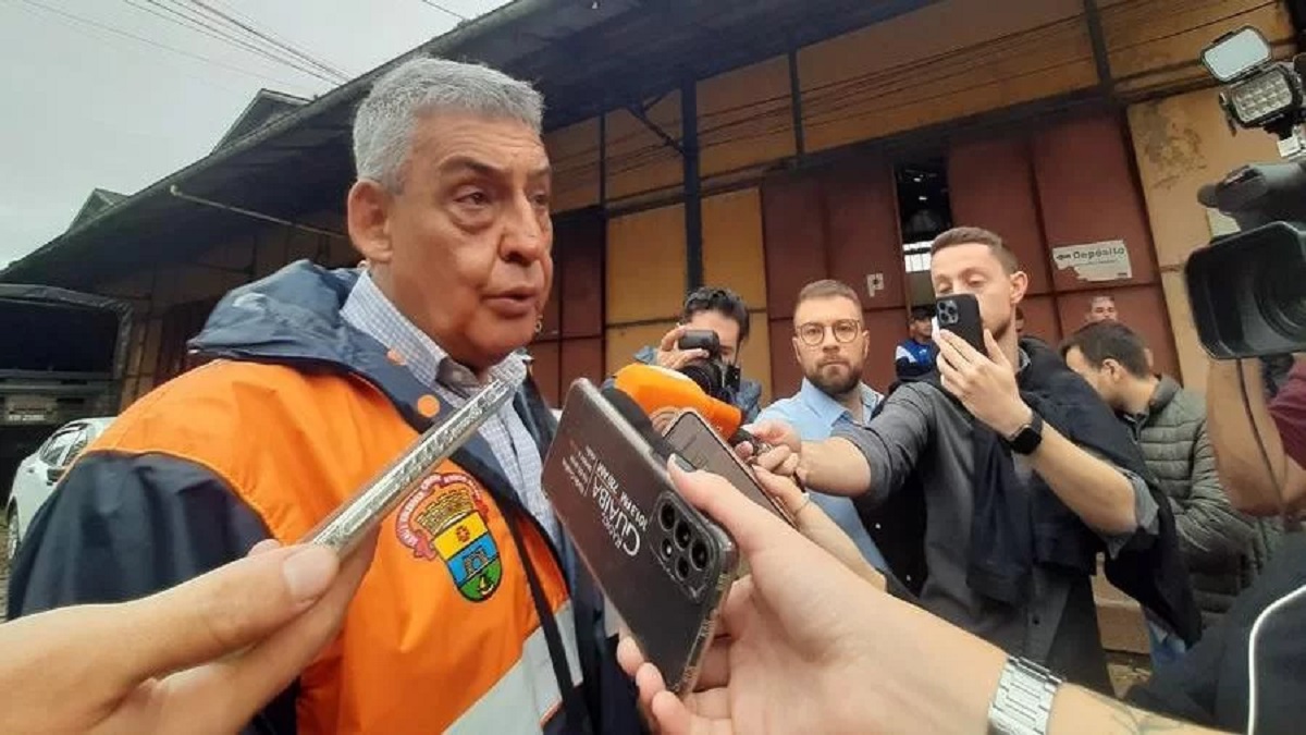 Prefeito Sebastião Melo falou com imprensa após fechamento de comporta