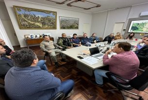 Reunião de crise uniu Prefeitura, Bombeiros, Brigada Militar, Defesa Civil e Jeepeiros.