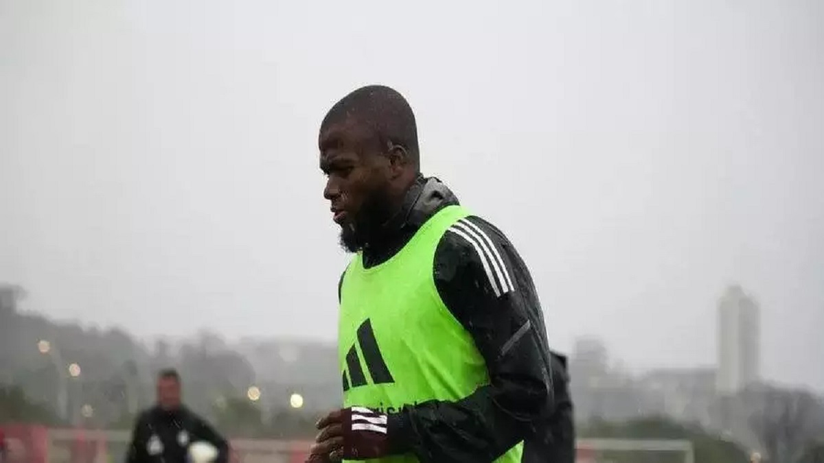Sob forte chuva, Valencia (foto) treina no CT Parque Gigante, em Porto Alegre