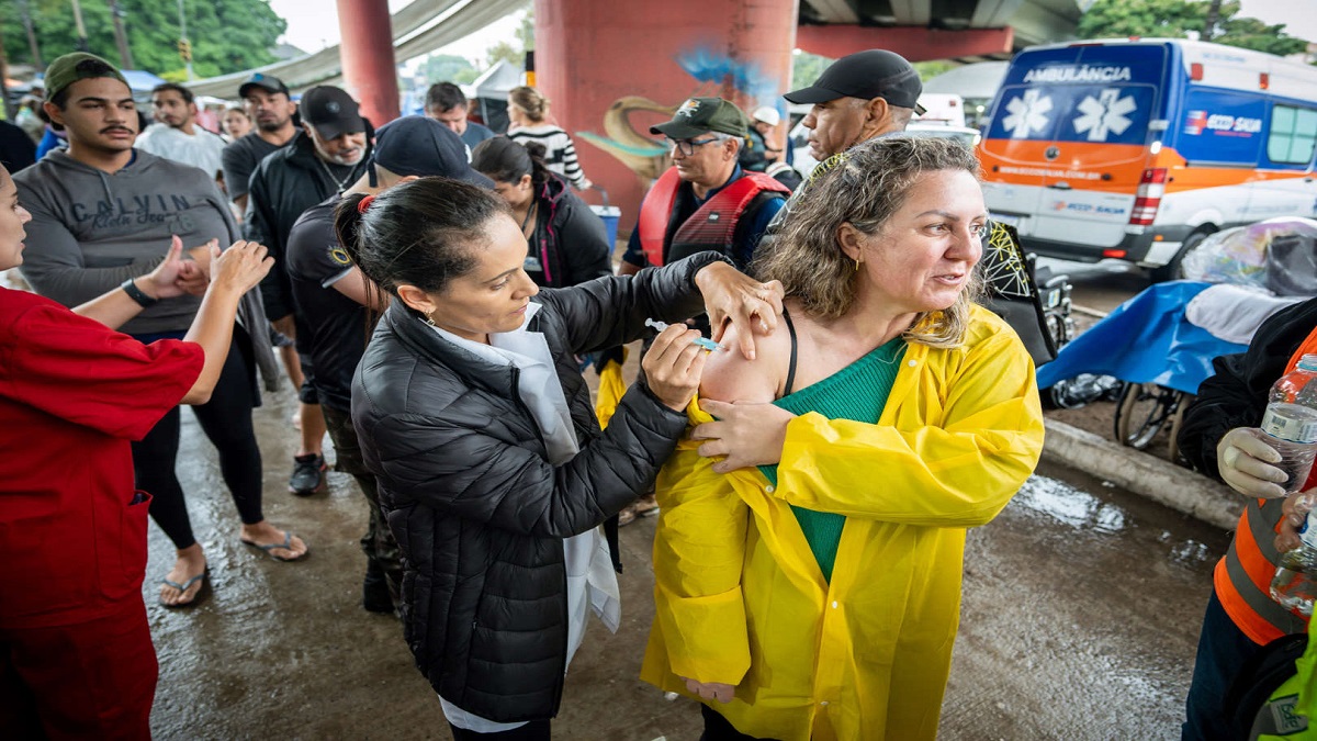 As mortes ocorrem em 44 cidades, conforme a Defesa Civil, e há 806 feridos.