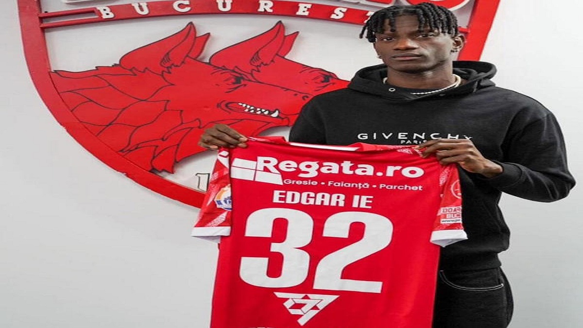 O volante Edgar é acusado de mandar seu irmão gêmeo, Edelino, jogar em seu lugar no Dinamo Bucareste, da Romênia Foto: Dinamo Bucareste via Instagram