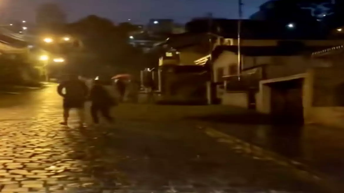 Assustados, moradores de alguns bairros da cidade saíram para as ruas durante os tremores