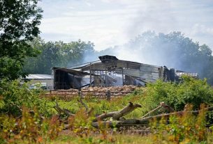 Cerca de 70 cavalos morreram em um incêndio na manhã deste domingo, em um estábulo em Bernesq, na Normandia