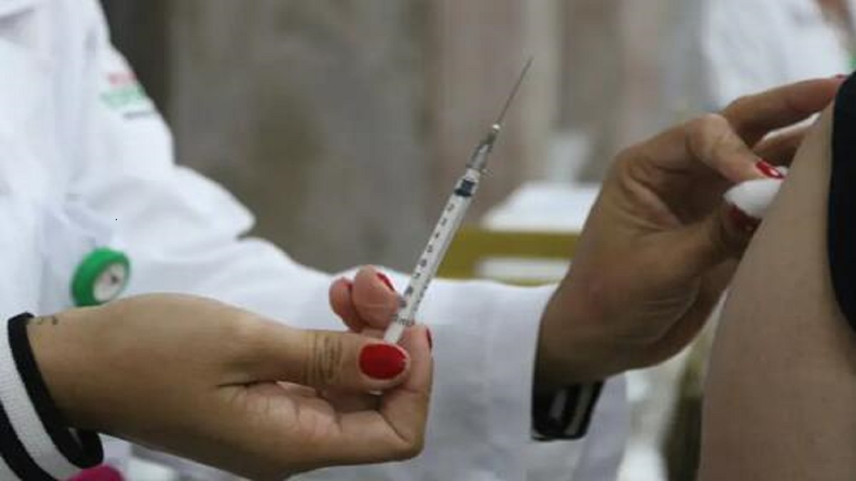 Na primeira quinzena de maio, o Brasil recebeu doses que protegem da variante XBB