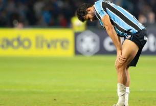 Aos 55 minutos, o centroavante Diego Costa sentiu um desconforto na virilha