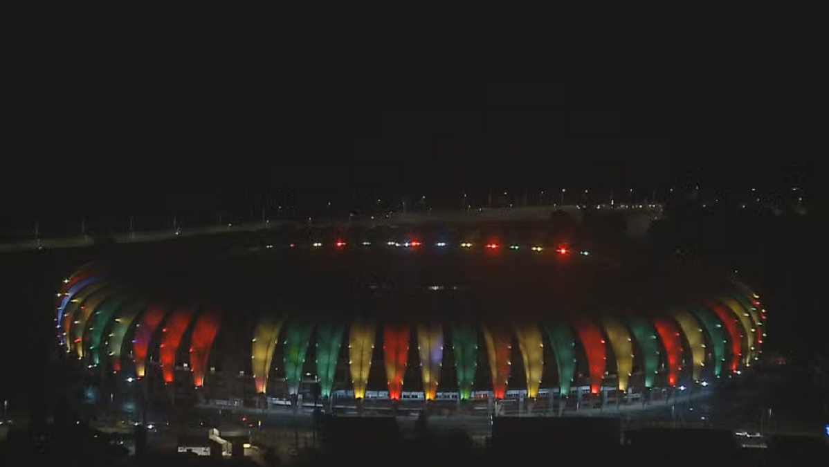Estádio estava sem iluminação desde 4 de maio, após ter sido inundado pelo Guaíba, em Porto Alegre. Complexo esportivo passa por limpeza.