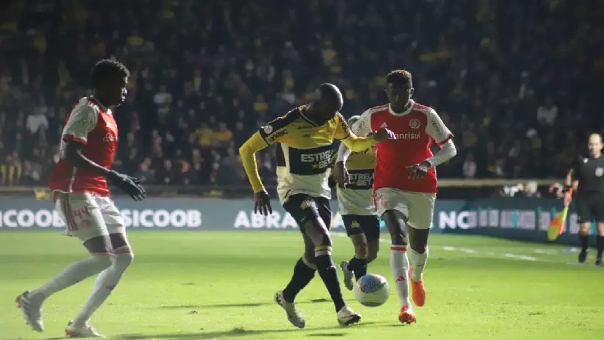 Colorado marcou com Bruno Henrique, mas levou o 1 a 1 com gol de Claudinho.
