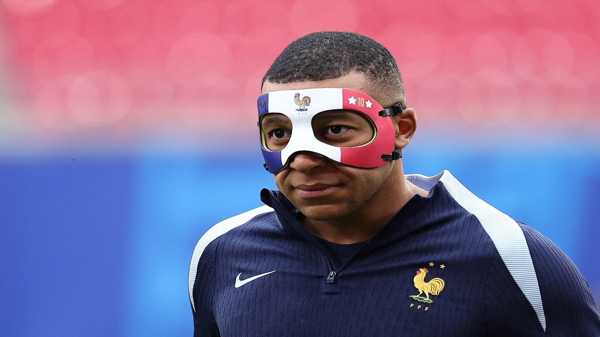 Foi a primeira vez que Mbappé usou esta máscara em um treino