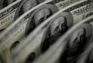 O dólar caiu 0,90% e fechou cotado a R$ 5,391 nesta segunda-feira (24)