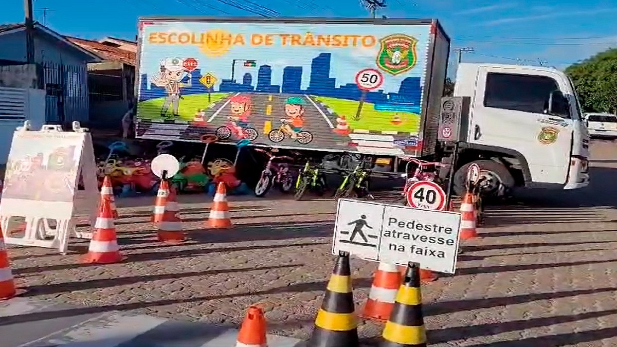 Projeto visa transmitir àqueles que serão futuros motoristas, ciclistas e pedestres noções sobre segurança e responsabilidade no trânsito.