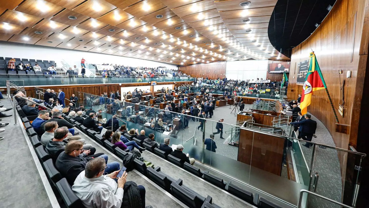 Foram 42 votos favoráveis e dois contrários.