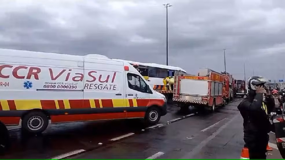 Um veículo bateu atrás do outro no final da manhã desta terça-feira a cerca de 300 metros do Vão Móvel, no sentido Interior-Capital; Corpo Bombeiros está utilizando helicóptero no atendimento à ocorrência