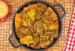 A combinação de costela com mandioca é perfeita e a receita de hoje fica simplesmente divina.