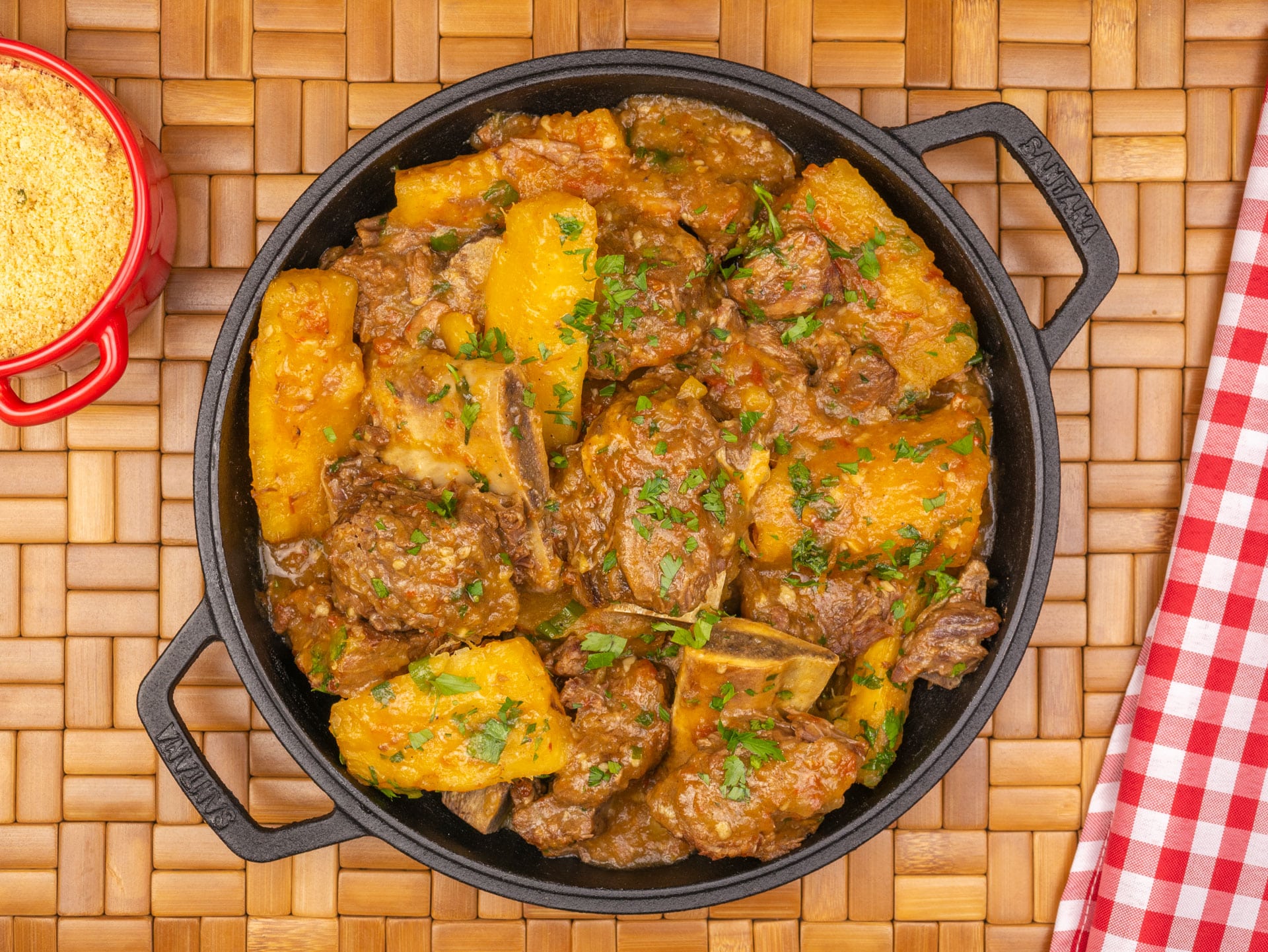 A combinação de costela com mandioca é perfeita e a receita de hoje fica simplesmente divina.