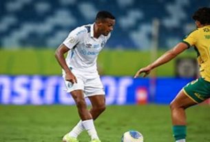 O meio-campista tomou o terceiro cartão amarelo e está fora da partida contra o Bahia