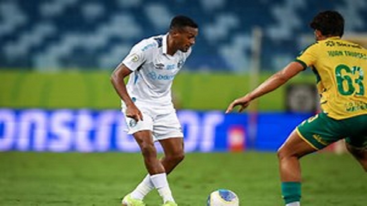 O meio-campista tomou o terceiro cartão amarelo e está fora da partida contra o Bahia