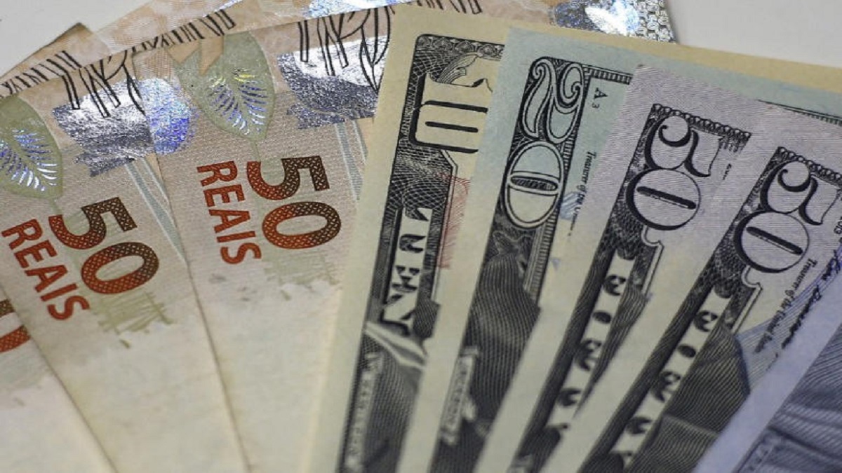 O dólar à vista tinha leve baixa ante o real nas primeiras negociações desta quarta-feira (5)