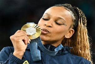 Rebeca Andrade comemora o ouro no solo nas Olimpíadas