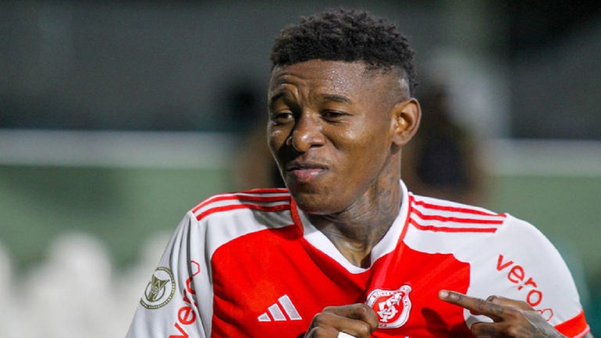 Vitão, de 24 anos, junto ao seu staff, aceitou um contrato de cinco anos, com mudança na casa de R$ 1 milhão mensais