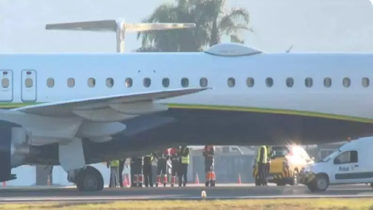 Os passageiros e tripulantes conseguiram desembarcar do avião com segurança