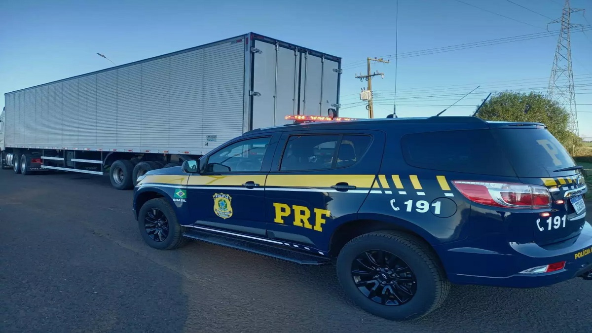 Os policiais encontraram uma cartela com 15 comprimidos de anfetamina na cabine do caminhão