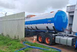 Três caminhões-pipa da Corsan estão sendo usados para abastecer Cristal