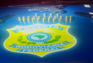 No baú da moto, em vez de alimentos, os agentes encontraram uma pistola pronta para uso, carregada e ainda com um carregador sobressalente