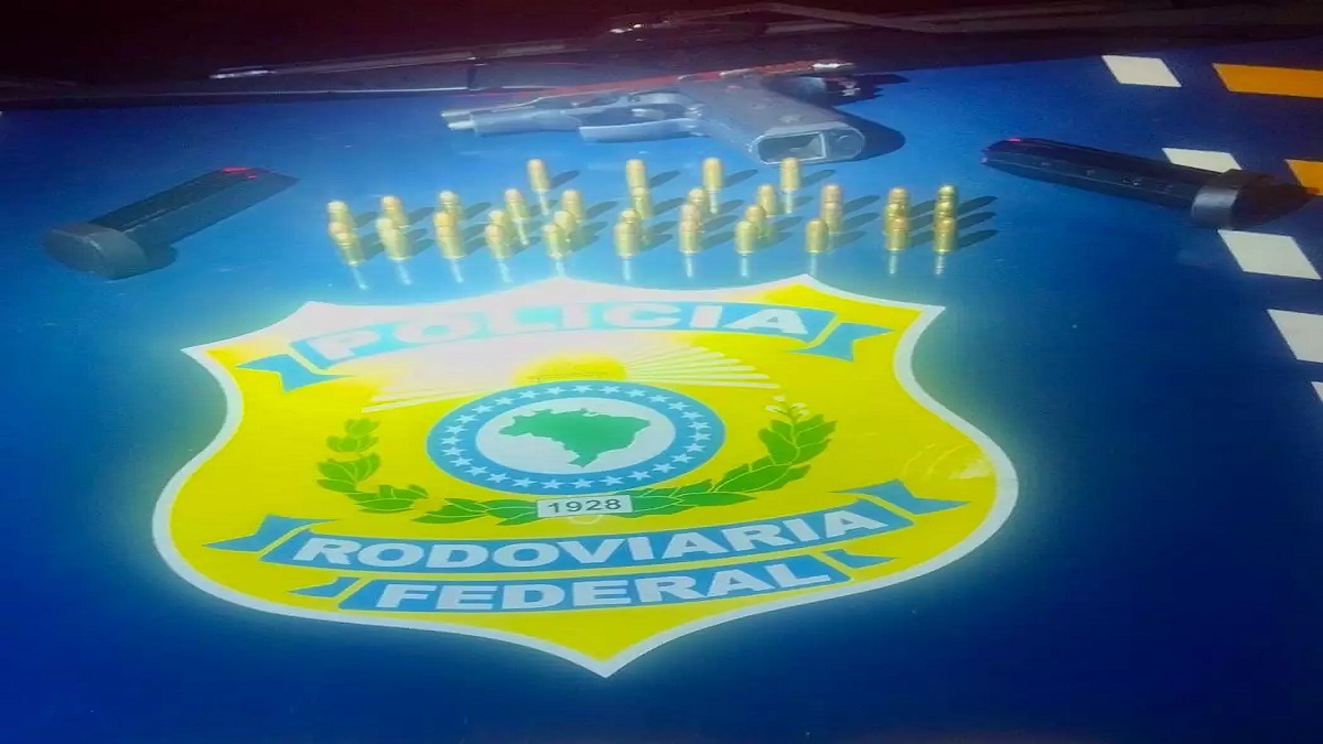 No baú da moto, em vez de alimentos, os agentes encontraram uma pistola pronta para uso, carregada e ainda com um carregador sobressalente