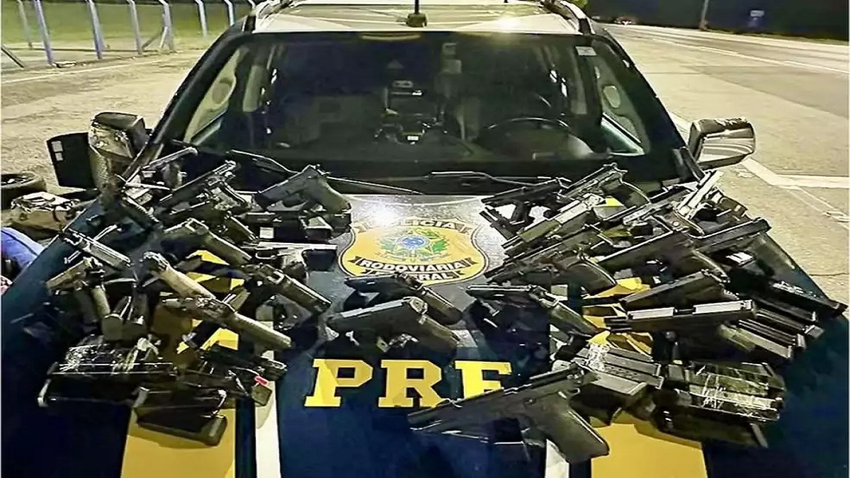 Além das armas, foram encontrados também 58 carregadores de pistolas escondidos no veículo