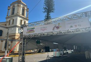 43ª edição da Feira do Livro de Camaquã no largo da Praça Cel. Sylvio Luiz