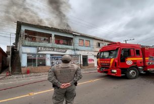 Incêndio atinge prédio no centro de Camaquã.