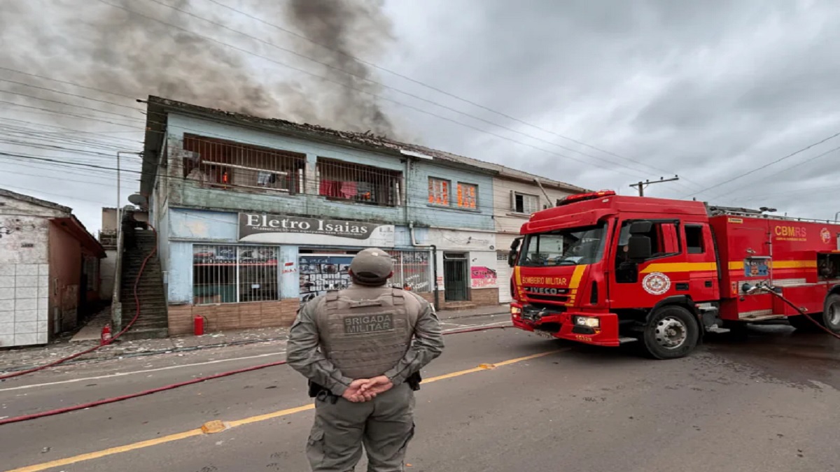 Incêndio atinge prédio no centro de Camaquã.