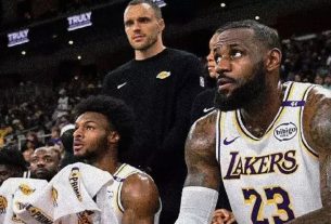 Bronny e LeBron James durante jogo dos Lakers na pré-temporada