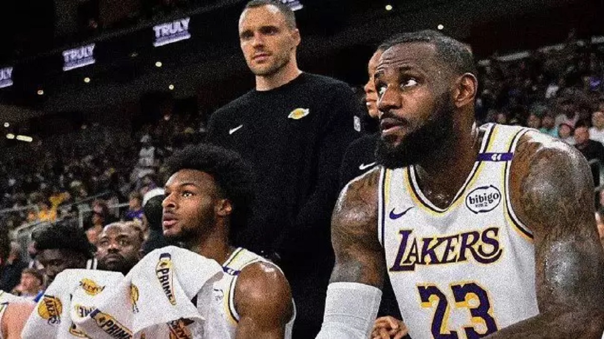 Bronny e LeBron James durante jogo dos Lakers na pré-temporada