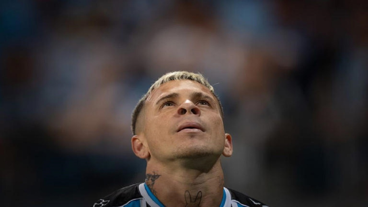 Atacante tem boas chances de sair do clube e uma solução foi encontrada pela torcida gremista nas redes sociais