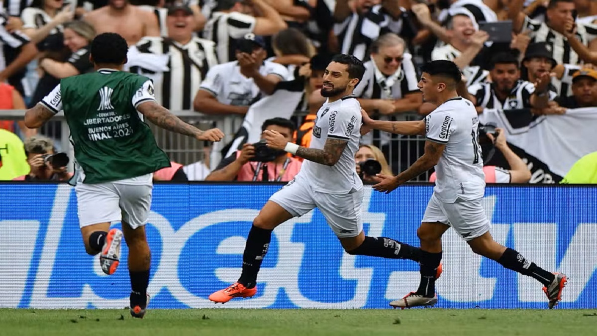 Alex Teles comemora gol de pênalti - Foto: REUTERS/Agustin Marcarian