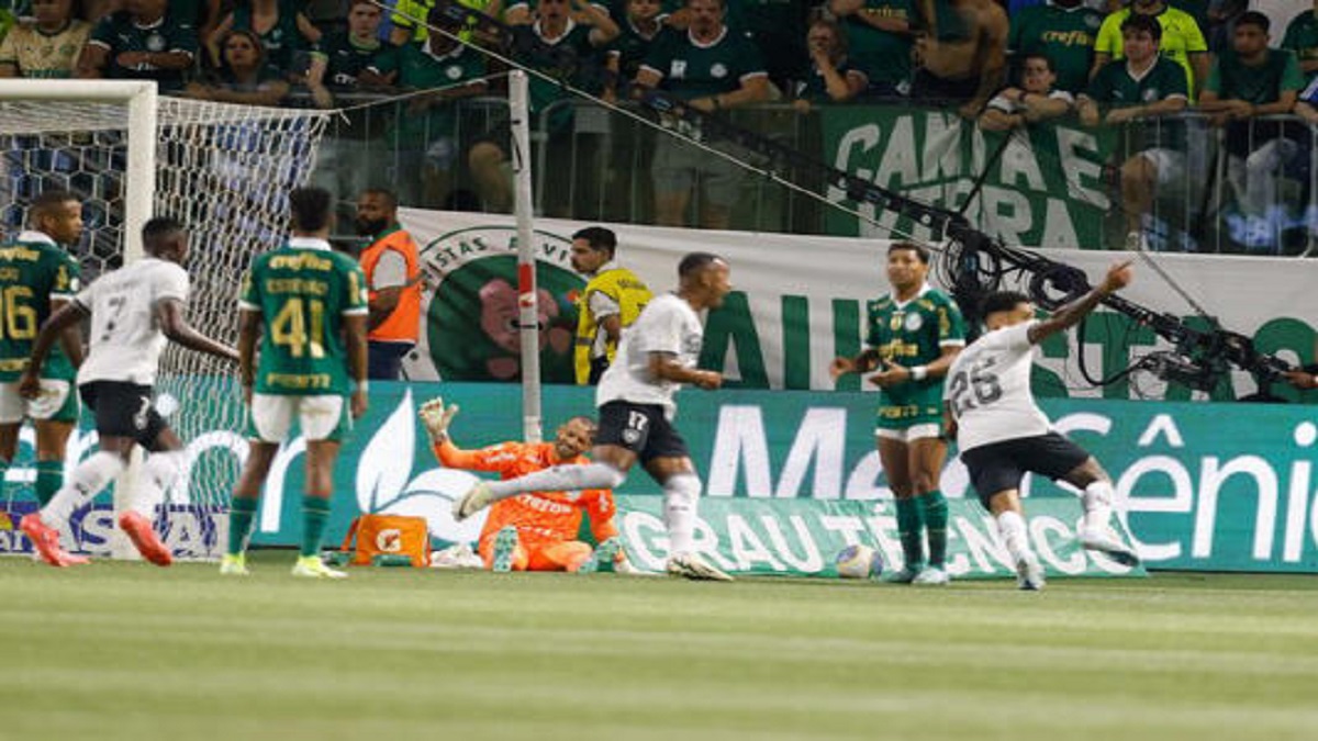 A formação alvinegra agora tem 73 pontos, contra 70 da alviverde.