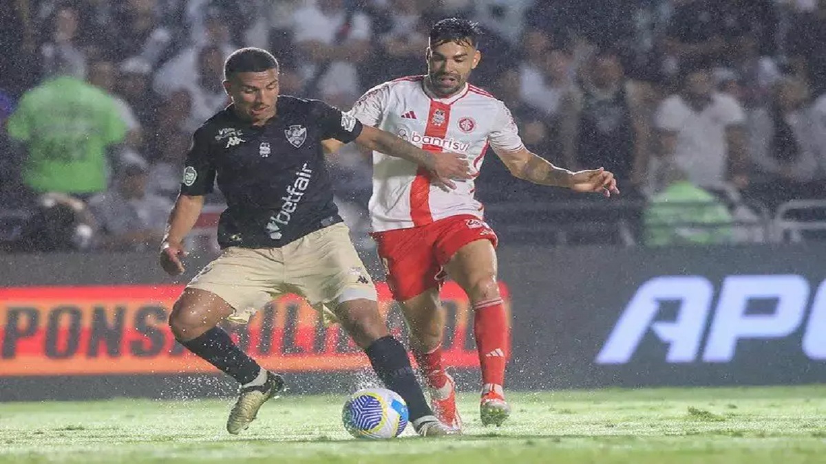 Após bate-rebate, Wesley emendou um chute de fora da área no canto direito sem chances para Léo Jardim.