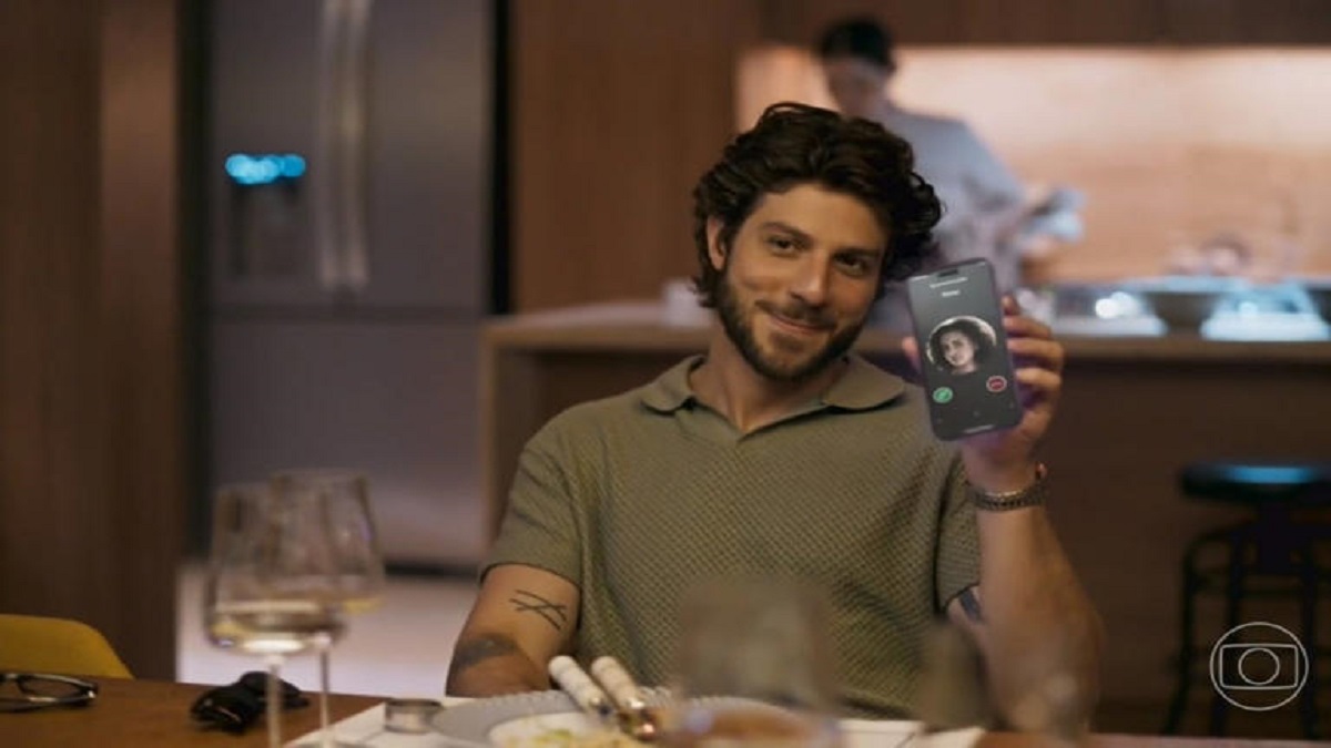 Mavi (Chay Suede) em cena de Mania de Você: ele vai dar spoiler sobre armação que fará na trama