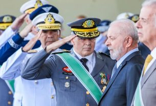 O presidente Luiz Inácio Lula da Silva, e o ministro da Defesa, José Múcio Monteiro, participam da cerimônia do Dia do Exército, no Quartel-General do Exército, em Brasília, ao lado dos comandantes da...