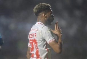 Wesley comemorando gol no Vascão