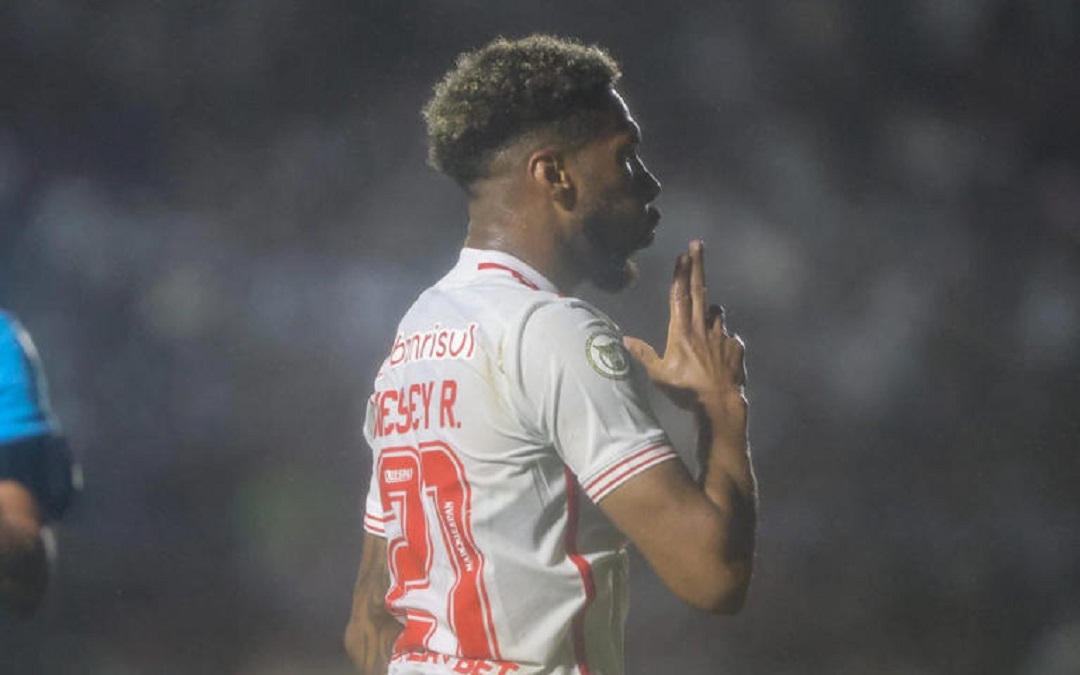 Wesley comemorando gol no Vascão