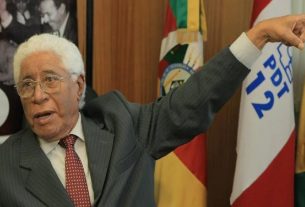 Ex-governador Alceu Collares é sepultado com homenagens e comoção