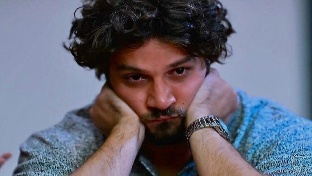 Mavi (Chay Suede) em cena de Mania de Você: ele será surpreendido com acusação na novela