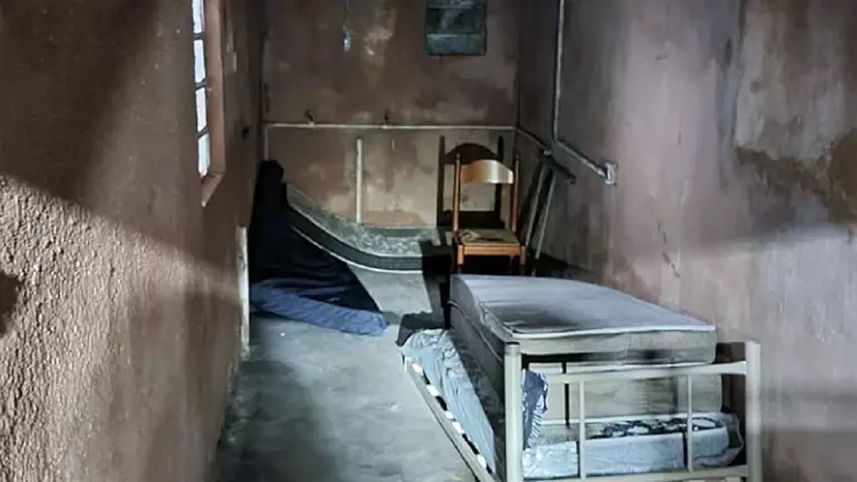 Os operários dormiam em camas sem colchão e contavam com um banheiro para cada 30 pessoas.